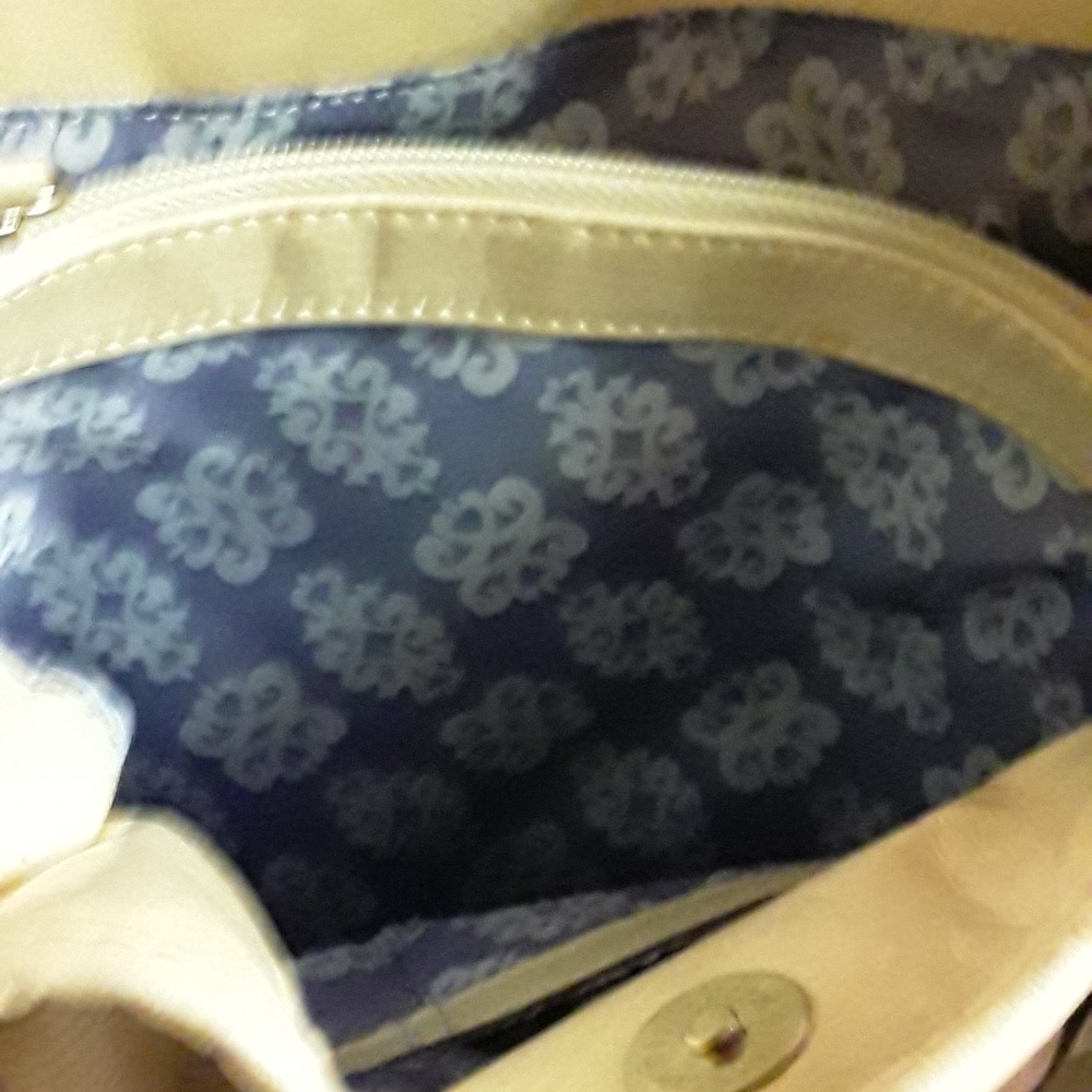 ❤NWT - Cream color purse with Cosmetic Case - Picture 4 of 14